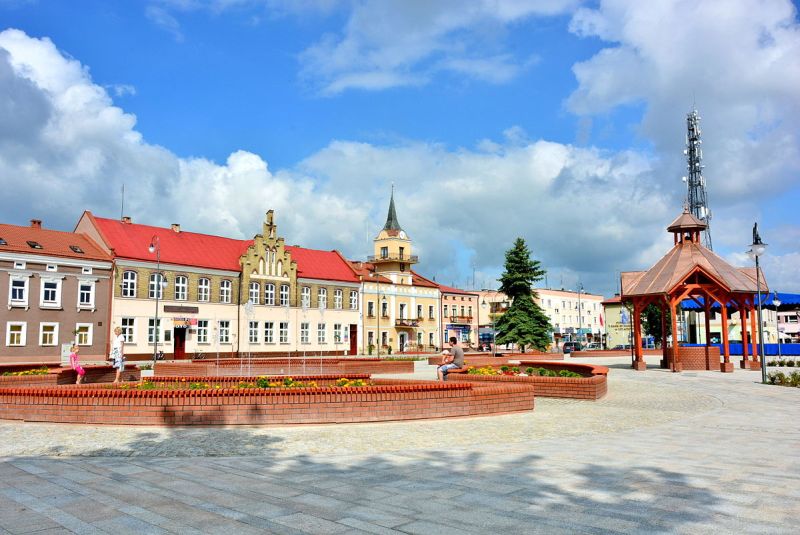 Rynek miasta Lubaczów - widok na studnię oraz zachodnią pierzeję rynku z Ratuszem